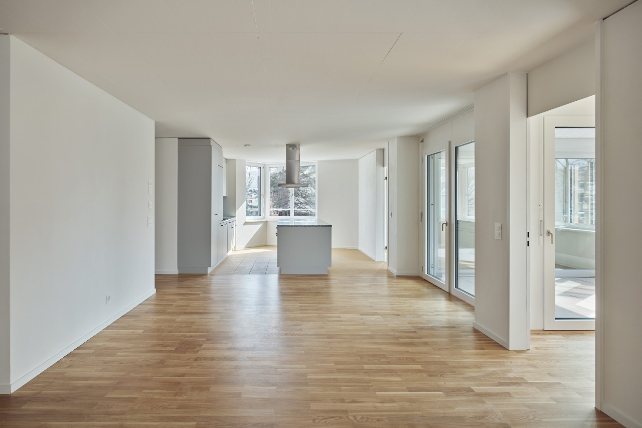 Wohn- und Essbereich mit Küchenzeile 8.5-Zimmer-Wohnung Wohnhaus B (Bild: Karin Gauch und Fabien Schwartz, Zürich)